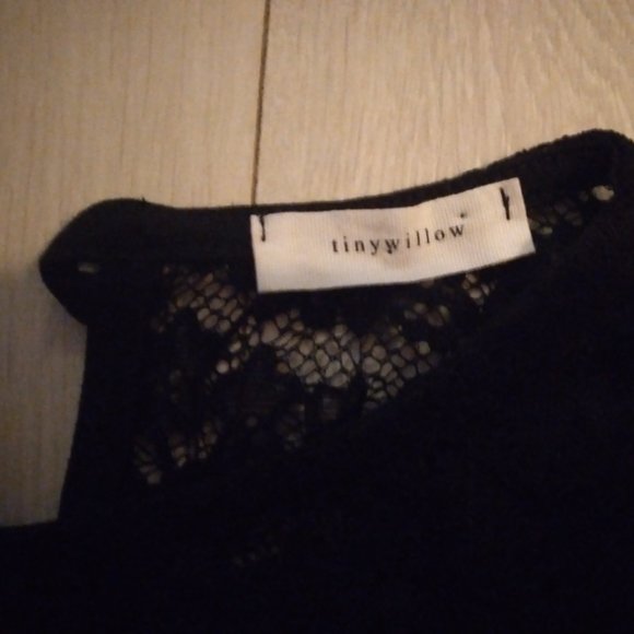 Black Lace Long-Sleeved Peplum Top - Picture 4 of 4